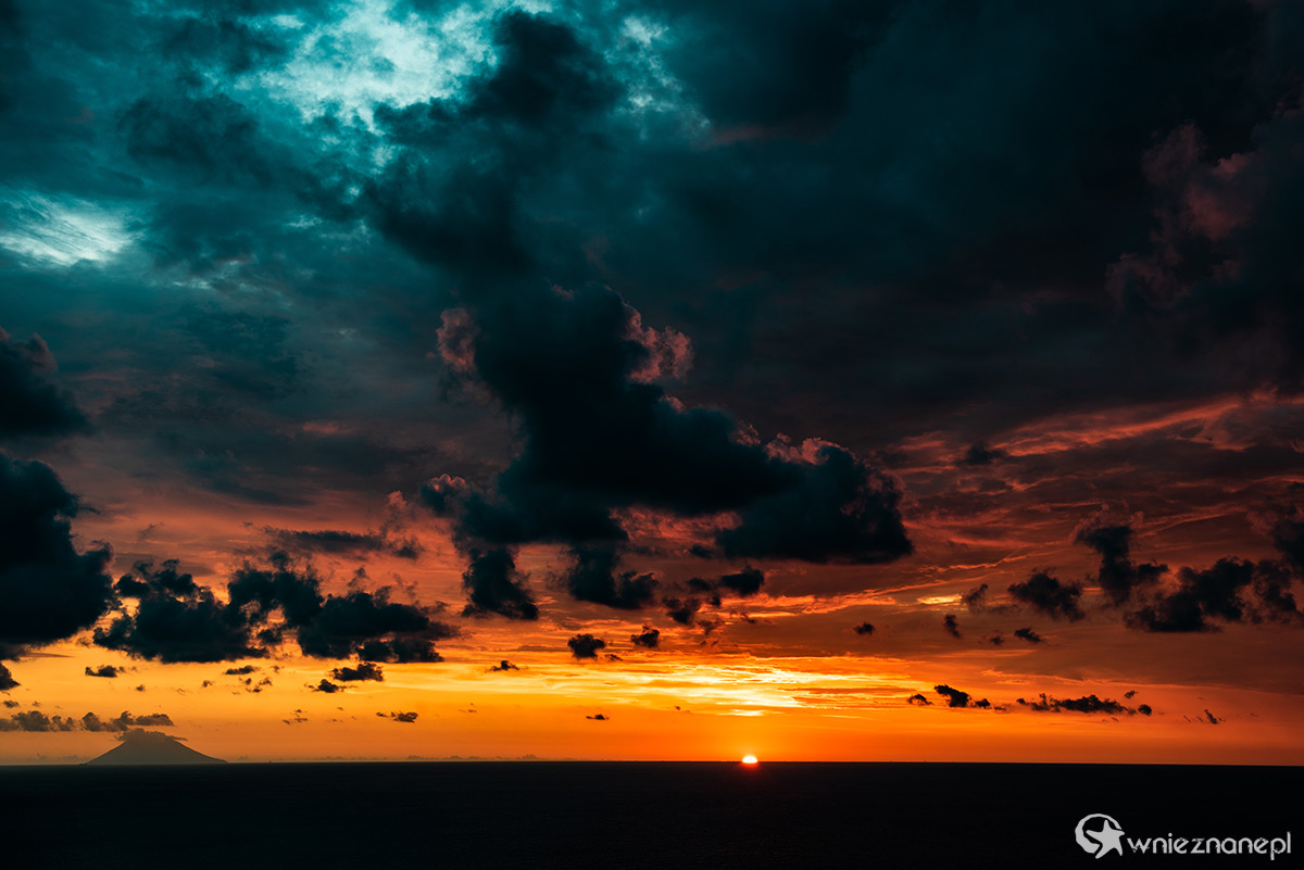 Kalabria. Cudowny zachód słońca. W tle aktywny wulkan Stromboli na Wyspach Liparyjskich. - foto: wnieznane.pl