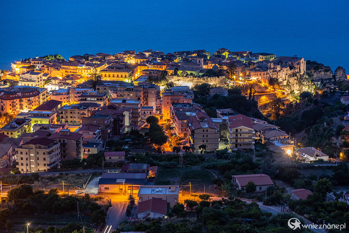 Kalabria. Piękny wieczorny widok na Tropeę. - foto: wnieznane.pl