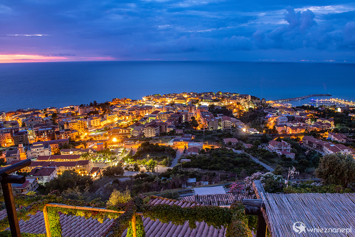 Kalabria. Piękny wieczorny widok na Tropeę. - foto: wnieznane.pl
