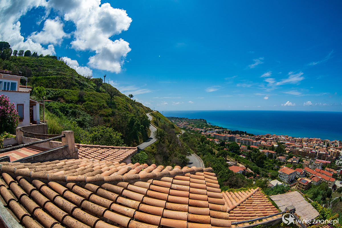 Kalabria. Widok z góry na słynną miejscowość Tropea. - foto: wnieznane.pl