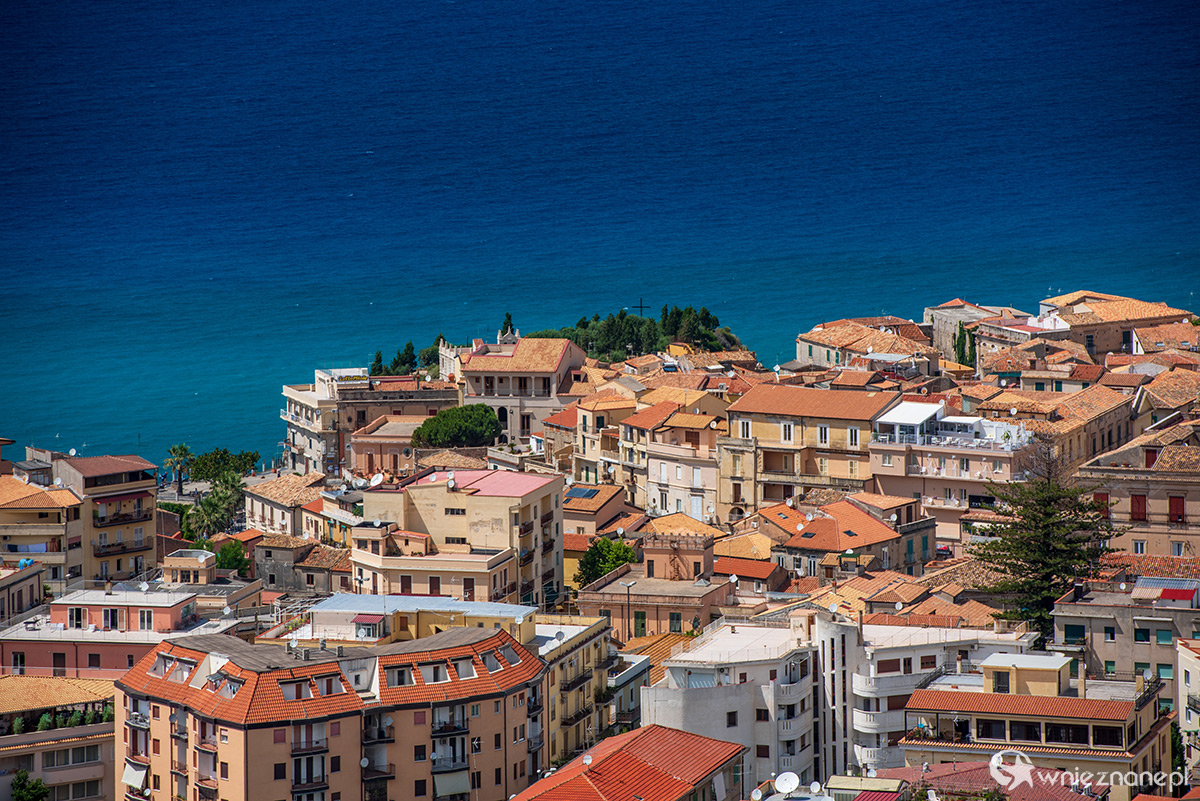 Kalabria. Widok z góry na słynną miejscowość Tropea. - foto: wnieznane.pl