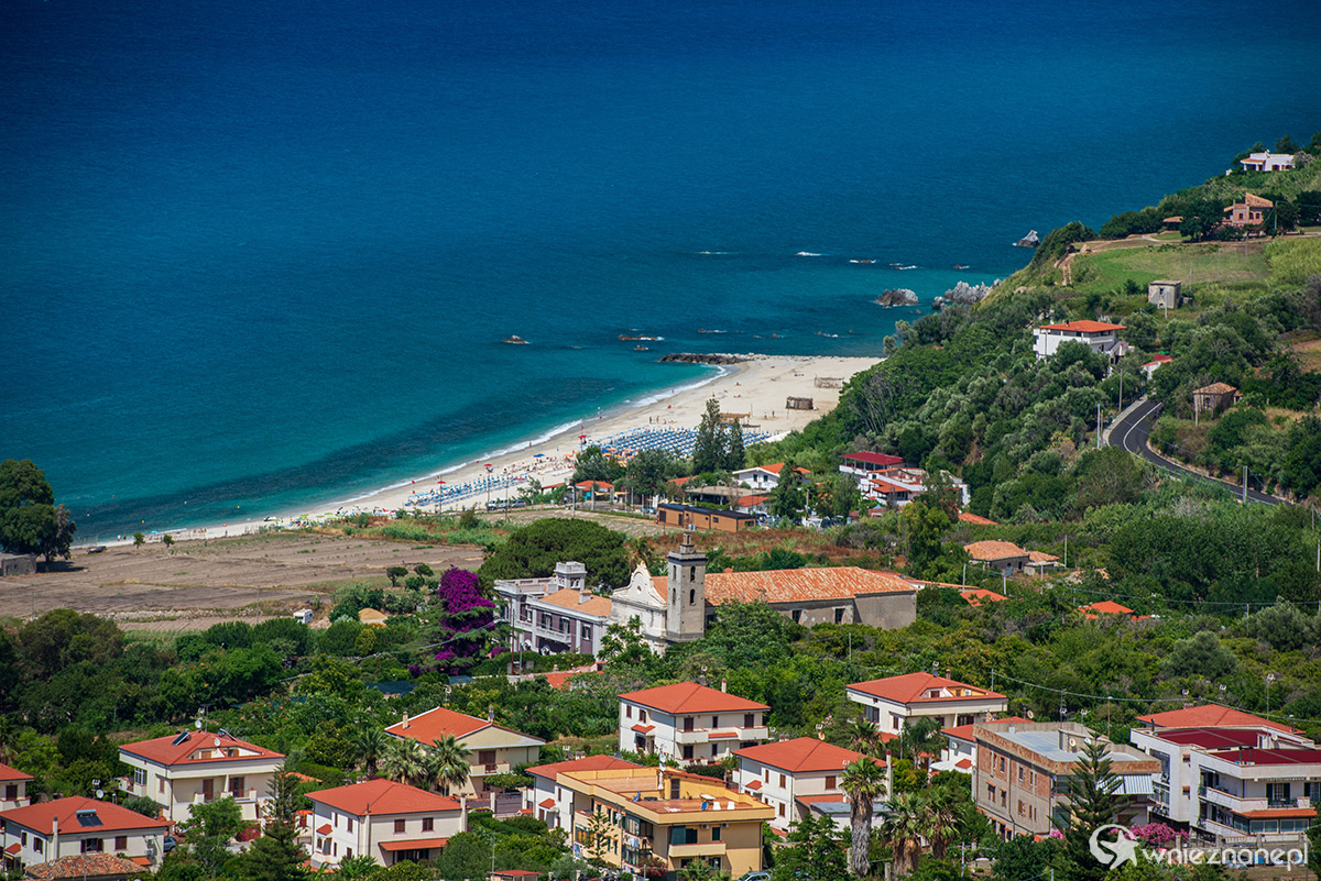 Kalabria. Widok z góry na słynną miejscowość Tropea. - foto: wnieznane.pl