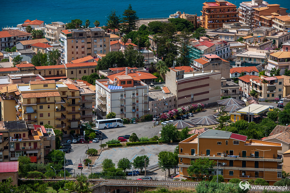 Kalabria. Widok z góry na słynną miejscowość Tropea. - foto: wnieznane.pl