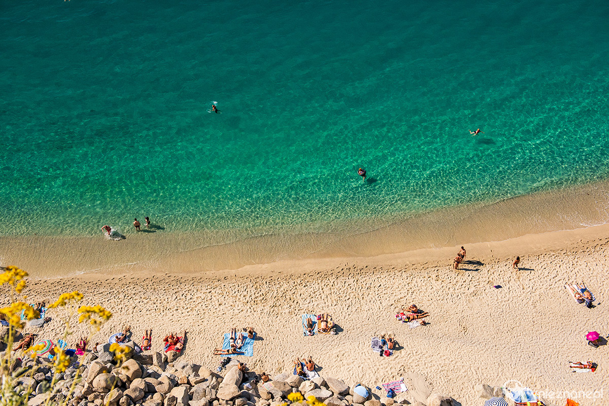 Kalabria. Piaszczysto-żwirowa plaża w słynnej miejscowości Tropea. - foto: wnieznane.pl Kalabria. Piaszczysto-żwirowa plaża w słynnej miejscowości Tropea. - foto: wnieznane.pl