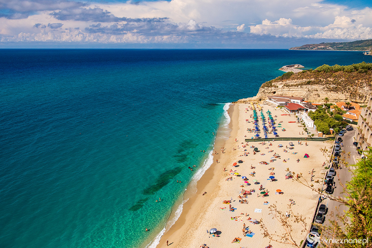 Kalabria. Piaszczysto-żwirowa plaża w słynnej miejscowości Tropea. - foto: wnieznane.pl