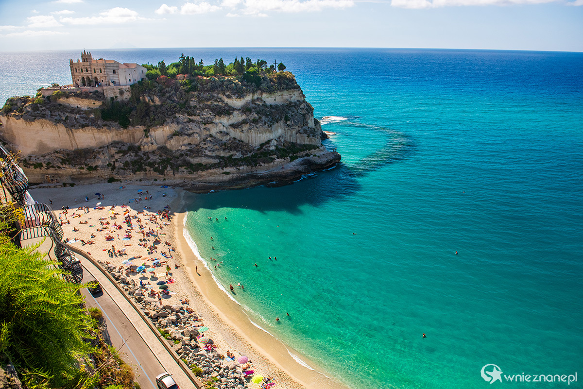 Kalabria. Piaszczysto-żwirowa plaża w słynnej miejscowości Tropea. - foto: wnieznane.pl