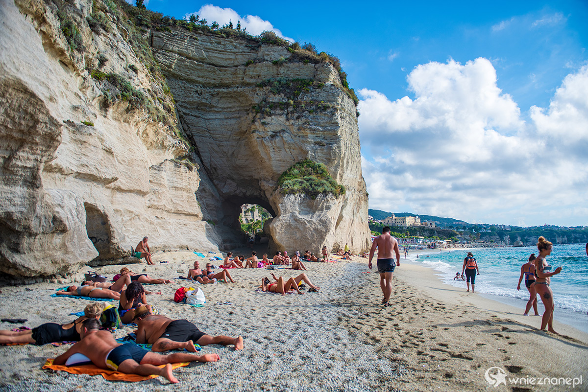 Kalabria. Piaszczysto-żwirowa plaża w miejscowości Tropea. - foto: wnieznane.pl