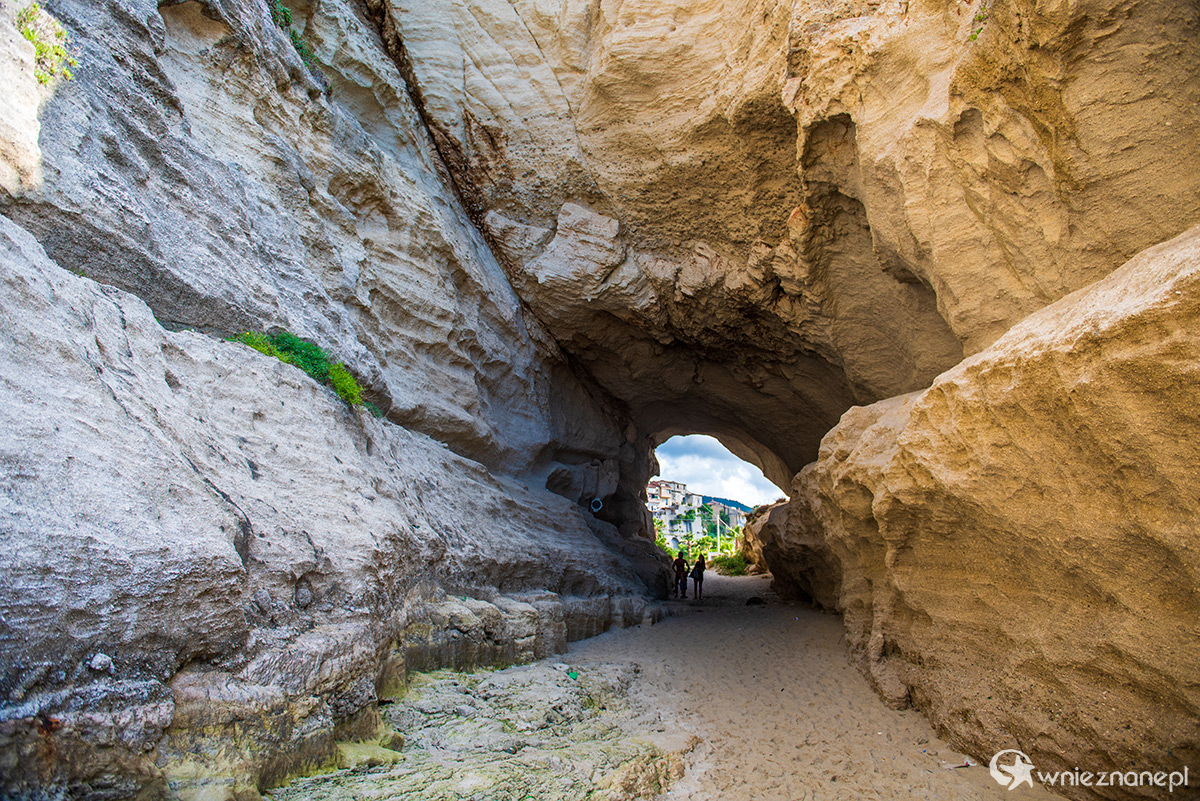 Kalabria. Jaskinia przy plaży w Tropei. - foto: wnieznane.pl