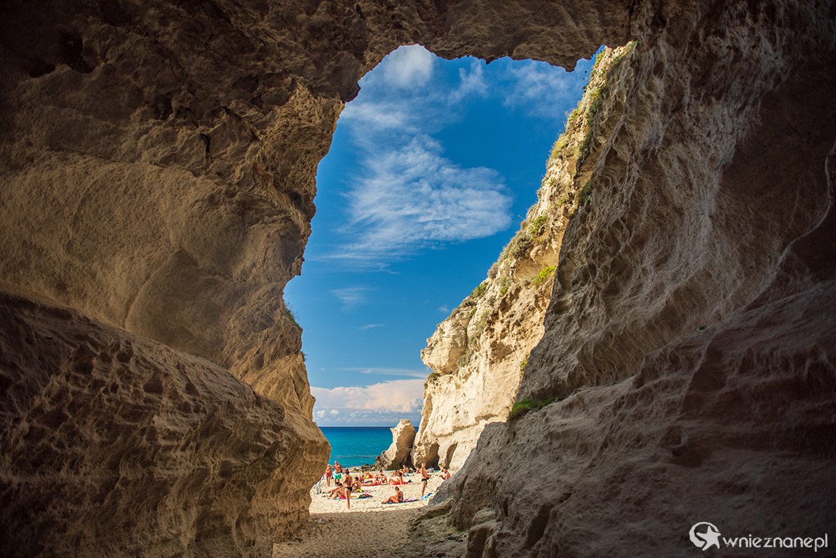 Kalabria. Jaskinia przy plaży w Tropei. - foto: wnieznane.pl