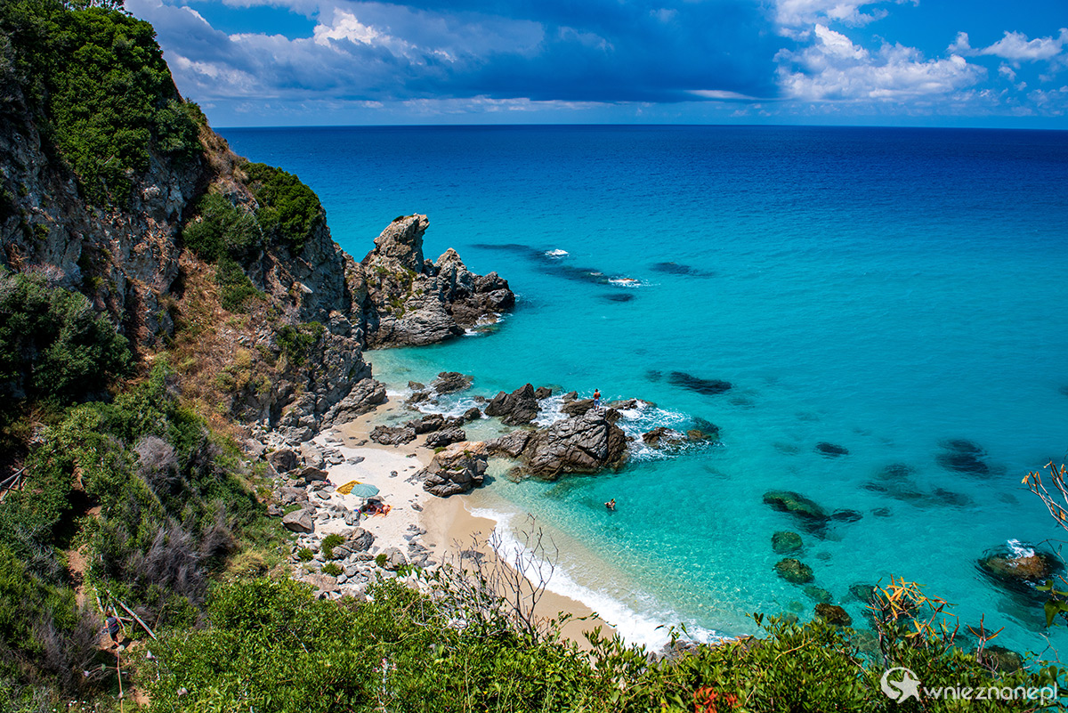 Kalabria. Piękna plaża Paradiso del Sub położona w miejscowości Zambrone. - foto: wnieznane.pl
