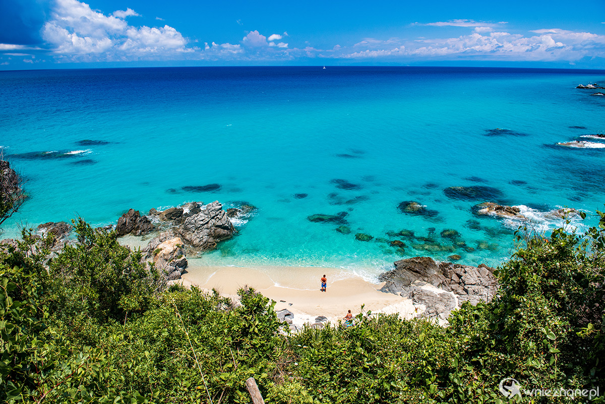 Kalabria. Piękna plaża Paradiso del Sub położona w miejscowości Zambrone. - foto: wnieznane.pl Kalabria. Piękna plaża Paradiso del Sub położona w miejscowości Zambrone. - foto: wnieznane.pl