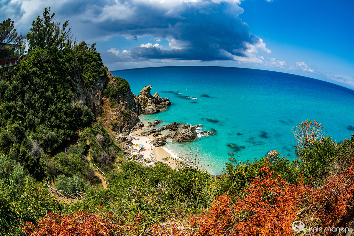 Kalabria. Piękna plaża Paradiso del Sub położona w miejscowości Zambrone. - foto: wnieznane.pl