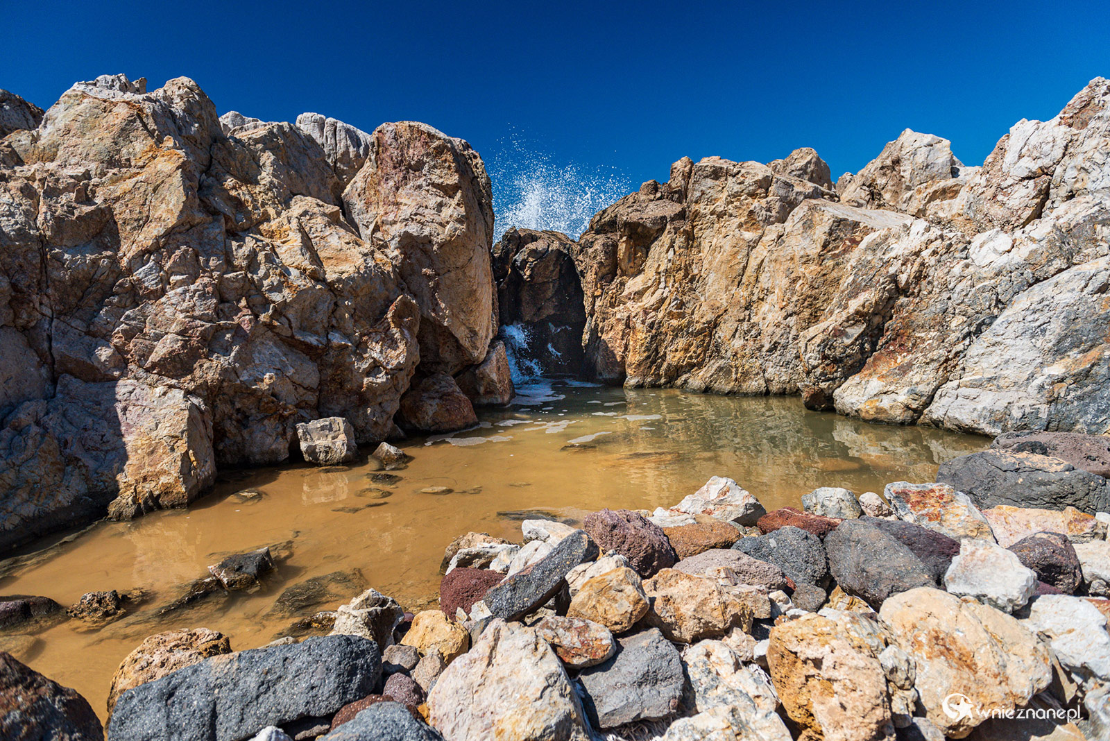 Kos. Woda przelewa się przez skalny wał w Limnionas. - foto: wnieznane.pl