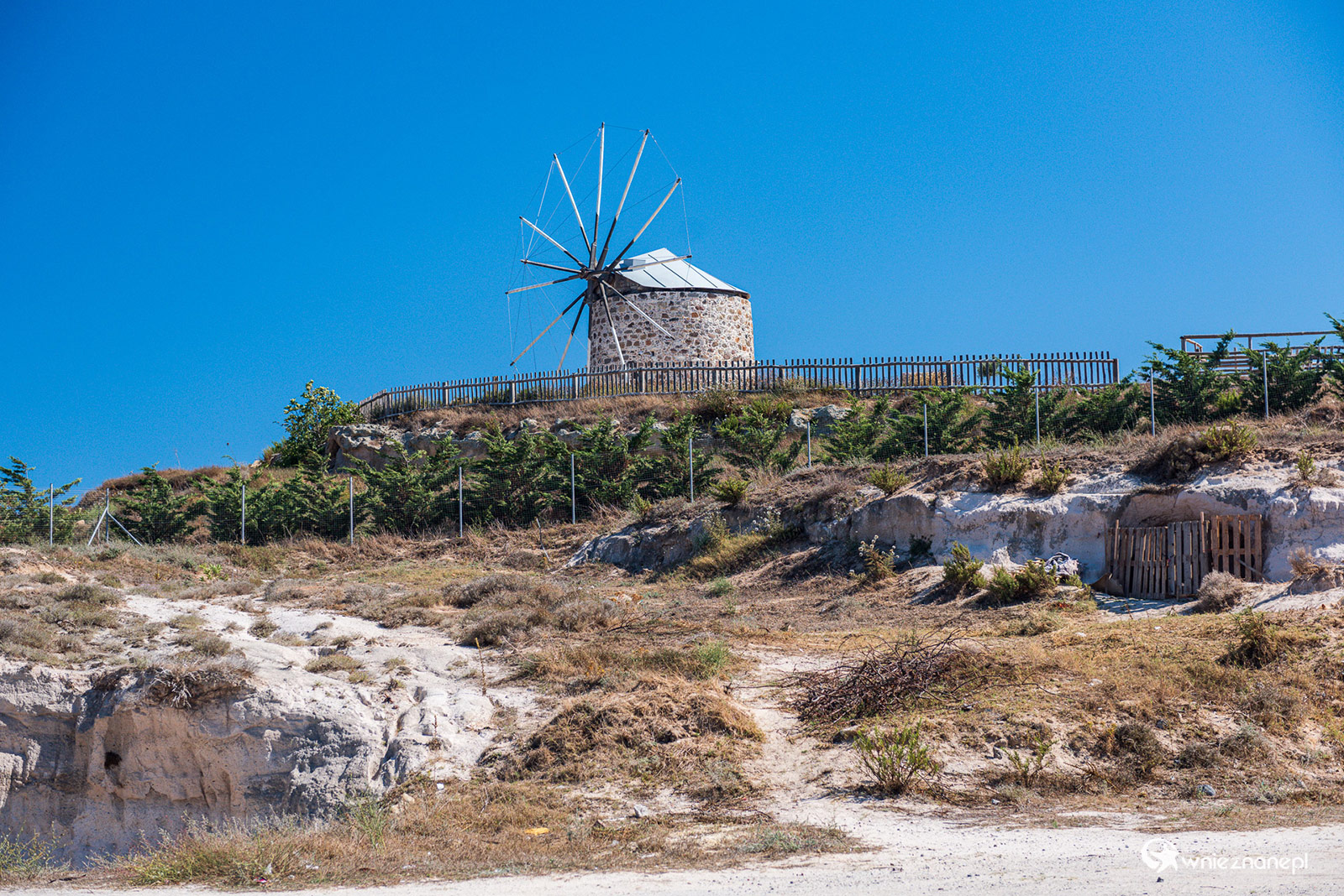Kos. Wiatrak w miejscowości Kefalos. - foto: wnieznane.pl