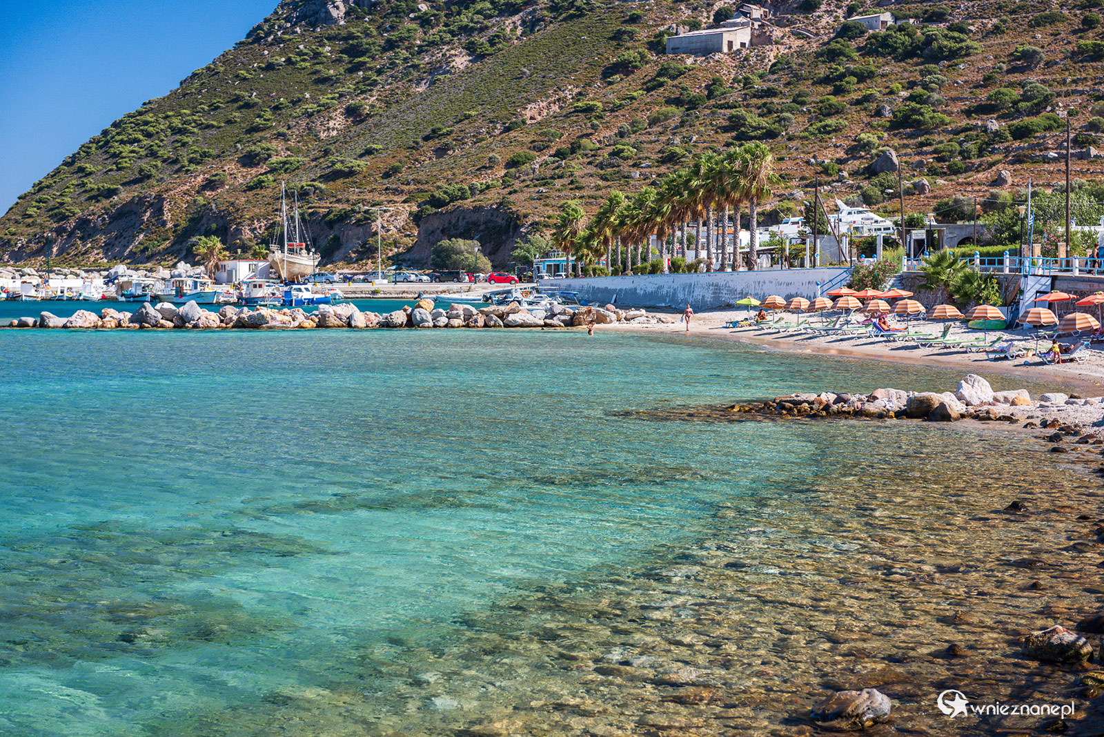 Kos. Malutka kamienista plaża Kamari. - foto: wnieznane.pl