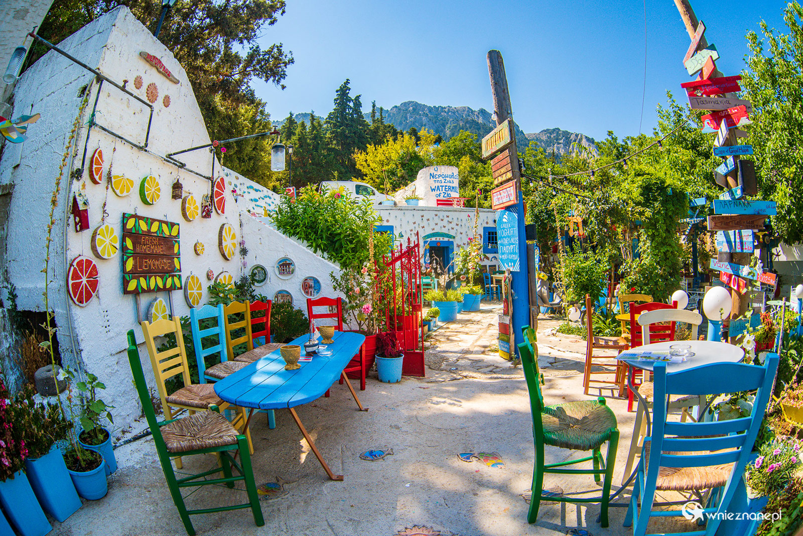 Kos. Wspaniałe dekoracje kawiarni Watermill of Zia. - foto: wnieznane.pl