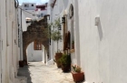 Wyspa Rodos. Malownicza wąska uliczka w miejscowości Lindos. - foto: wnieznane.pl Wyspa Rodos. Malownicza wąska uliczka w miejscowości Lindos. - foto: wnieznane.pl