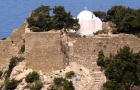 Wyspa Rodos. Ruiny zamku Monolithos, zbudowanego na samotnej skale na zachodnim wybrzeżu Rodos. - foto: wnieznane.pl