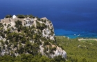 Wyspa Rodos. Ruiny zamku Monolithos na samotnej skale. W tle piękne wody Morza Egejskiego. - foto: wnieznane.pl
