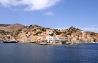 Grecka wyspa Symi. Widok ze statku wycieczkowego na port i miasto. - foto: wnieznane.pl Grecka wyspa Symi. Widok ze statku wycieczkowego na port i miasto. - foto: wnieznane.pl