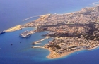 Wyspa Rodos. Widok na stolicę wyspy Rods z samolotu podchodzącego do lądowania. - foto: wnieznane.pl