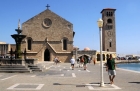 Wyspa Rodos. Miasto Rodos. Plac przed kościołem św. Józefa Ewangelisty przy porcie Mandraki. - foto: wnieznane.pl