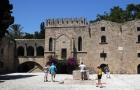 Wyspa Rodos. Miasto Rodos. Jeden z placów na Starym Mieście i zabytkowe zabudowania. - foto: wnieznane.pl