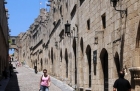 Wyspa Rodos. Miasto Rodos. Zabytkowa, słynna ulica Rycerska (Ippoton) na Starym Mieście, wraz z charakterystycznymi zabudowaniami. - foto: wnieznane.pl