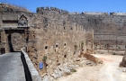 Wyspa Rodos. Stare Miasto Rodos. Mury obronne, fosa i jedna z bram prowadzących do miasta. - foto: wnieznane.pl