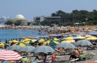 Wyspa Rodos. Zatłoczona plaża w mieście Rodos. W tle wielkie statki i słynny budynek Casino Rodos. - foto: wnieznane.pl