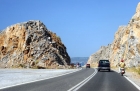 Przepięknie położona droga, prowadząca na południe wyspy Rodos wzdłuż wybrzeża. Po bokach czerwonawe skały. - foto: wnieznane.pl