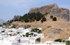 Wyspa Rodos. Tradycyjne greckie domy w Lindos. W tle monumentalny Akropol na wzgórzu. - foto: wnieznane.pl Wyspa Rodos. Tradycyjne greckie domy w Lindos. W tle monumentalny Akropol na wzgórzu. - foto: wnieznane.pl