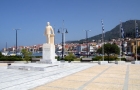 Wyspa Samos, Grecja. Widok na plac i pomnik. W tle zabudowania miasta i port - foto: wnieznane.pl
