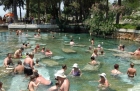 Pamukkale. Basen Afrodyty z wodą termalną, która ma podobno lecznicze właściwości. - foto: wnieznane.pl