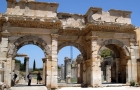 Starożytne miasto Efez. Znajdująca się obok Biblioteki Celsusa Brama Mazeusa i Mitridiusza. - foto: wnieznane.pl
