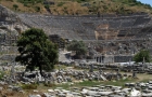 Starożytne miasto Efez. Ruiny ogromnego teatru zbudowanego na zboczu góry. - foto: wnieznane.pl
