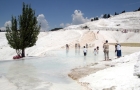 Pamukkale. Droga przez wodę prowadząca do trawertynów. - foto: wnieznane.pl