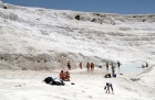 Pamukkale. Ludzie odpoczywający w sztucznie utworzonym tarasie z wapienną wodą. - foto: wnieznane.pl