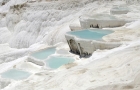 Pamukkale. Przepiękne naturalne trawertyny z błękitną wodą. - foto: wnieznane.pl