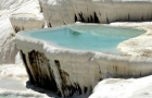 Pamukkale. Trawertyny wypełnione błękitną wodą. - foto: wnieznane.pl