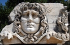Didima. Słynna płaskorzeźba Głowa Meduzy, będąca symbolem tego miejsca. - foto: wnieznane.pl