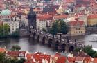 Most Karola i panorama Pragi widziane z wieży w Katedrze Św. Wita, Wacława i Wojciecha na Hradczanach. - foto: wnieznane.pl