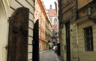 Jedna z malowniczych praskich uliczek na terenie Starego Miasta. - foto: wnieznane.pl