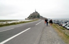 Północna Francja. Długa grobla prowadząca do skały Mont Saint-Michel. - foto: wnieznane.pl