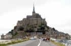 Północna Francja. Spacer groblą do imponującej wyspy Mont Saint-Michel. - foto: wnieznane.pl