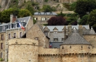 Północna Francja. Przepiękne Mont Saint-Michel. Na pierwszym planie mury i wieże obronne. - foto: wnieznane.pl
