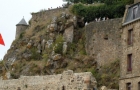 Północna Francja. Fragmenty zabudowań i murów obronnych na wyspie Mont Saint-Michel. - foto: wnieznane.pl