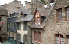 Północna Francja. Zabytkowe kamienice w miasteczku na wyspie Mont Saint-Michel. - foto: wnieznane.pl