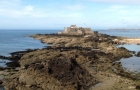 Francja północna. Twierdza Petit Be zbudowana na morzu w miejscowości Saint-Malo. - foto: wnieznane.pl