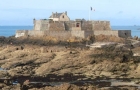 Francja północna. Twierdza Petit Be zbudowana na morzu przy Saint-Malo. - foto: wnieznane.pl